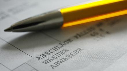 Ein Stift liegt auf einem Abwassergebührenbescheid.