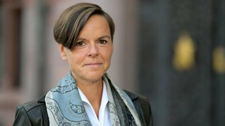 Antje Rávik Strubel, Autorin des Buches "Blaue Frau", steht vor dem Römer in Frankfurt am Main.