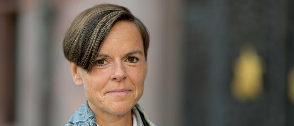 Antje Rávik Strubel, Autorin des Buches "Blaue Frau", steht vor dem Römer in Frankfurt am Main.