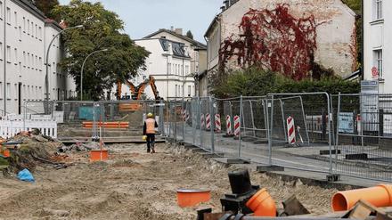 Engpass. Die Bauarbeiten in der Behlertstraße verlangen den Auto- und Lkw-Fahrern derzeit viel Geduld ab. Die gute Nachricht: Die Arbeiten liegen voll im Zeitplan. 