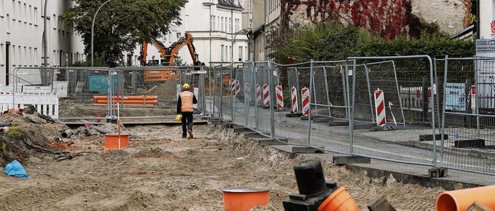 Engpass. Die Bauarbeiten in der Behlertstraße verlangen den Auto- und Lkw-Fahrern derzeit viel Geduld ab. Die gute Nachricht: Die Arbeiten liegen voll im Zeitplan.