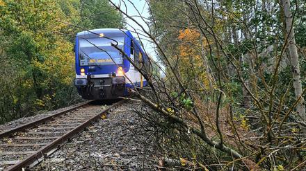 Der Sturm behinderte auch den Zugverkehr.  