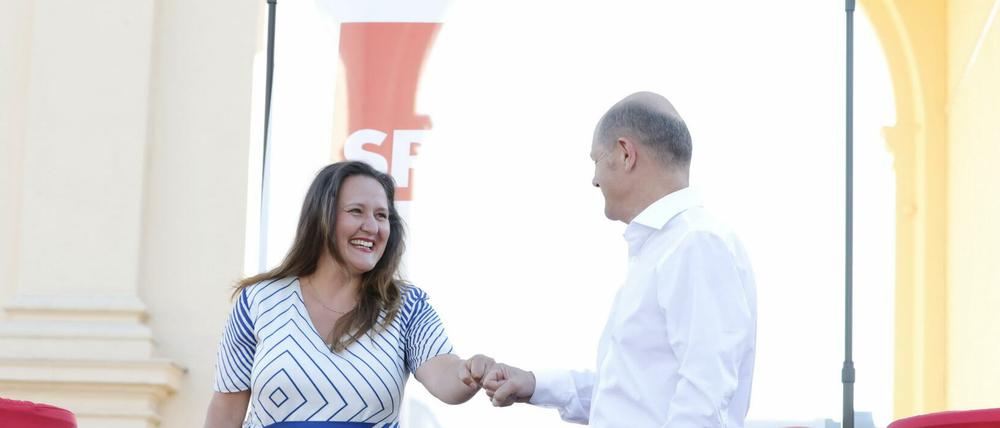 Manja Schüle und Olaf Scholz beim Wahlkampf in Potsdam.