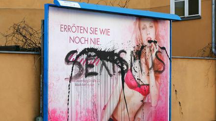 Auf diese Werbung für Unterwäsche schmierten Unbekannte das Wort "Sexismus". (Archivfoto)