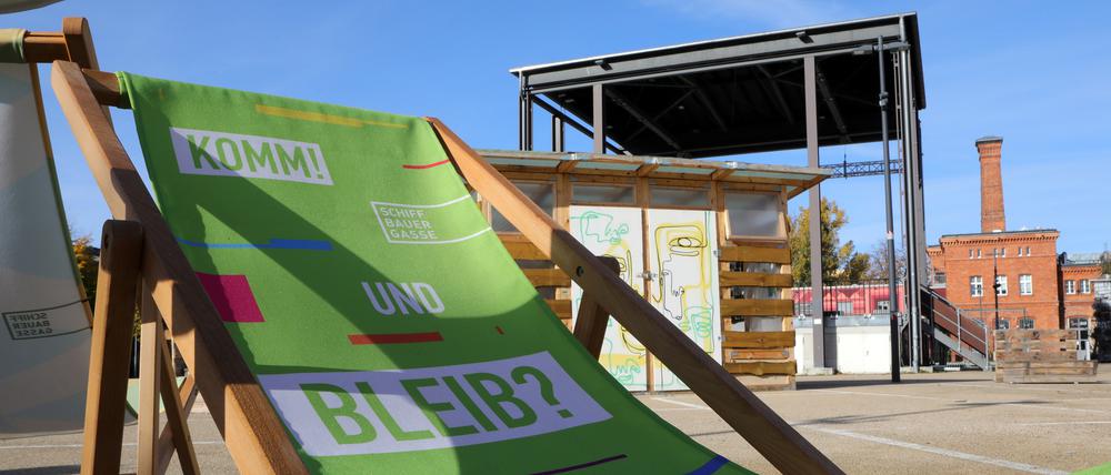 "Komm und bleib": So wirbt der Kulturstandort Schiffbauergasse für sich. Tagsüber ist es oft noch sehr ruhig.