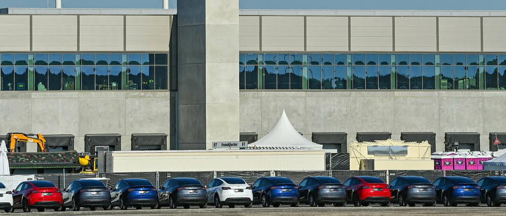 Neue Elektrofahrzeuge auf dem Baugelände der Tesla Gigafactory.