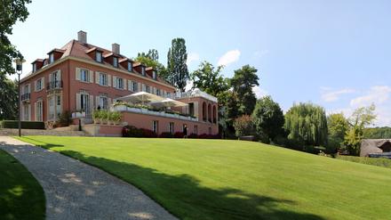 Die Gartenseite der Villa Urbig am Griebnitzsee. Die Bepflanzung ist so wiederhergestellt, wie sie Erbauer und Architekt einst auch mit Hilfe von Staudengärtner Karl Foerster geplant und gestaltet hatten.