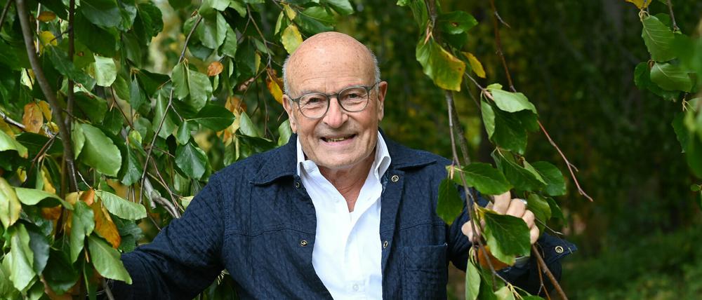Volker Schlöndorff im Garten seines Hauses in Babelsberg. 
