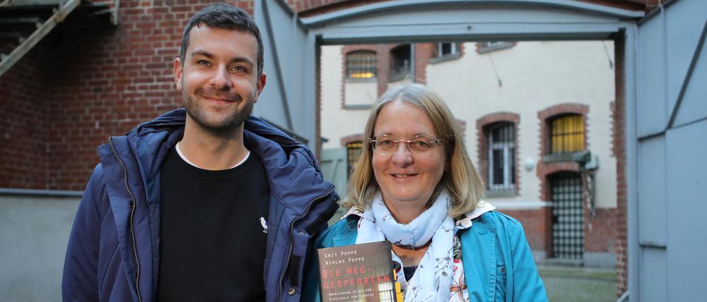 Niklas und Grit Poppe vor der Gedenkstätte Lindenstraße. 