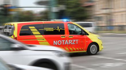 Ein Rettungswagen brachte den Mann in ein Krankenhaus (Symbolbild).