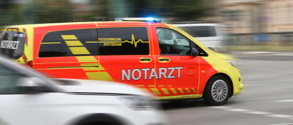 Ein Rettungswagen brachte die Frau in ein Krankenhaus (Symbolbild).