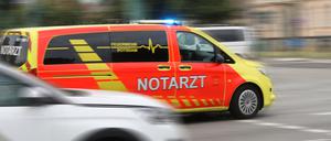 Ein Rettungswagen brachte die Frau in ein Krankenhaus (Symbolbild).