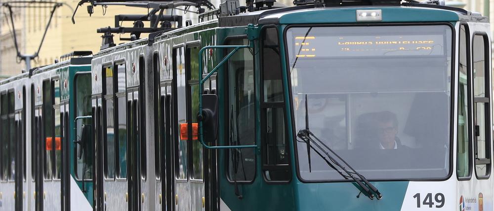 Die Polizei warnt davor, sich von außen an eine Straßenbahn zu hängen. (Symbolbild)