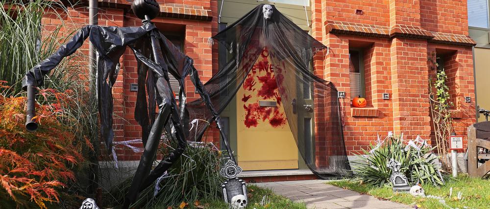 Manche Potsdamer haben ihre Häuser schon für Halloween geschmückt.