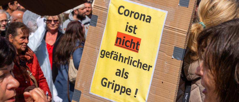 Teilnehmer einer Mahnwache, zu der mehrere hundert Bürger versammelt haben, um gegen die Corona-Schutzmaßnahmen zu protestieren (Archivbild).