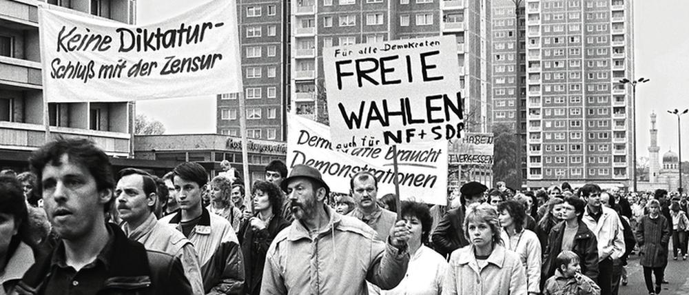 Auf der Breiten Straße. Rund 10.000 Menschen demonstrierten am 4. November 1989 in Potsdam.