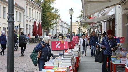 Sollte man in der Vorweihnachtszeit auch sonntags in der Stadt shoppen können? Die Debatte läuft. 