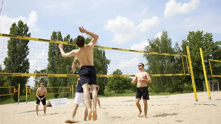 Beachvolleyball-Spieler auf der alten Anlage im Volkspark (Archivfoto).