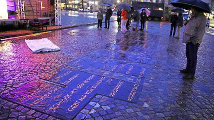 Übergabe des Denkmals der Potsdamer Demokratiebewegung am 4. November 2021 im Dauerregen. 