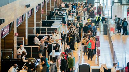 Fluggäste werden mit Durchsagen und Informationsblättern unterrichtet.