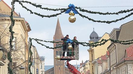 In der Brandenburger Straße wurde am Freitag bereits geschmückt.