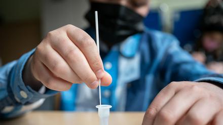 Ein Schüler führt einen Corona-Selbsttest durch.