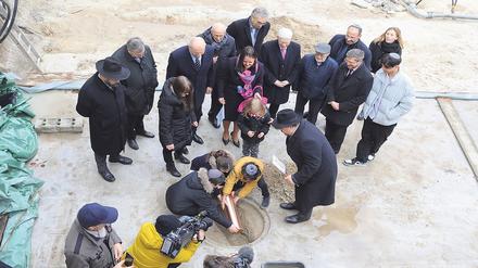 Kinder aus den jüdischen Gemeinden Potsdams legten eine Kupferkapsel in die Baugrube.