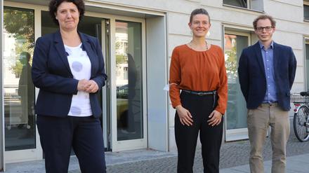 Archivfoto von der Eröffnung der Koordinierungsstelle Wohnungstausch: Die Sozialbeigeordnete Brigitte Meier (2.v.l.), und Gregor Jekel (li.), Fachbereichsleiter Wohnen, daneben Vertreter des Stadtsucht-Kollektivs.