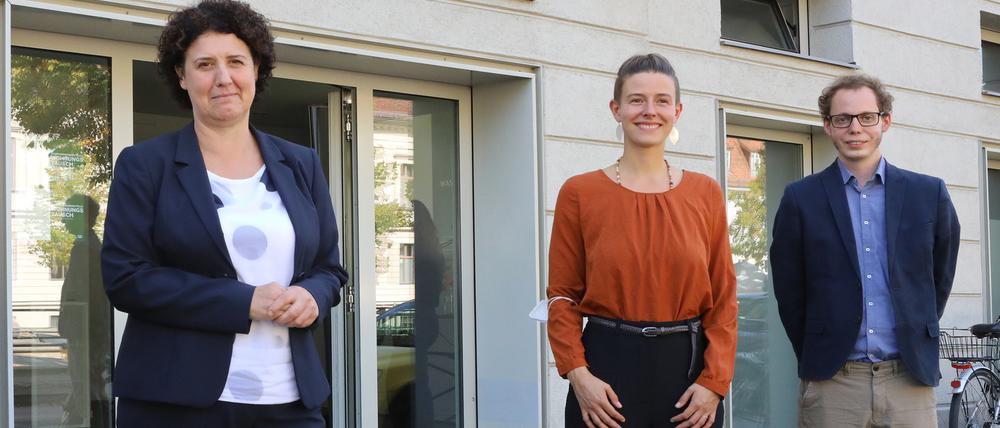 Archivfoto von der Eröffnung der Koordinierungsstelle Wohnungstausch: Die Sozialbeigeordnete Brigitte Meier (2.v.l.), und Gregor Jekel (li.), Fachbereichsleiter Wohnen, daneben Vertreter des Stadtsucht-Kollektivs.