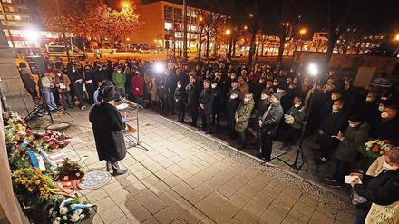 Rund 200 Menschen kamen zum Platz der Einheit. 