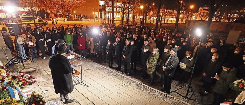 Rund 200 Menschen kamen zum Platz der Einheit.