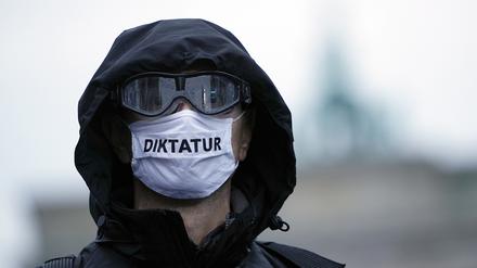 Pandemie-Maßnahmen werden als Einführung einer „Corona-Diktatur“ diffamiert.