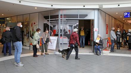 Bei den mobilen Impfaktionen in Potsdam herrscht derzeit großer Andrang - wie am Donnerstag im Marktcenter.