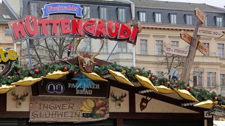 Auf dem Luisenplatz werden schon die Buden aufgebaut.