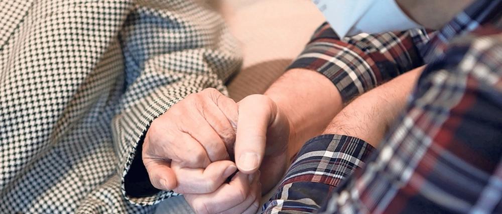 In Pflegeheimen wird die Situation wieder kritisch, es dürfen nur noch wenige Besucher empfangen werden.