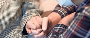 In Pflegeheimen wird die Situation wieder kritisch, es dürfen nur noch wenige Besucher empfangen werden. 