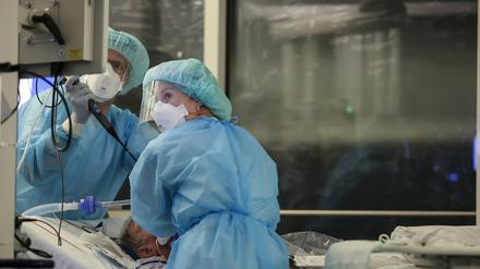 In Teilen des Landes sind keine Intensivbetten mehr frei (Symbolbild).