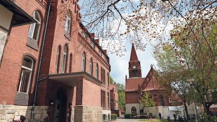 Der bisherige Oberlin-Campus mit Kirche, Klinik, Kita und Schule sowie Wohnheimen liegt an der Rudolf-Breitscheid-Straße.