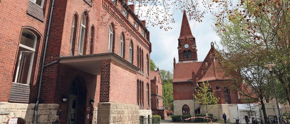 Der bisherige Oberlin-Campus mit Kirche, Klinik, Kita und Schule sowie Wohnheimen liegt an der Rudolf-Breitscheid-Straße.