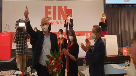 Klare Sache: Alter, neuer SPD-Chef Dietmar Woidke. Matthias Platzeck (r.) gratuliert.