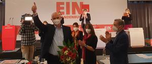 Klare Sache: Alter, neuer   SPD-Chef Dietmar Woidke.  Matthias Platzeck (r.) gratuliert.  