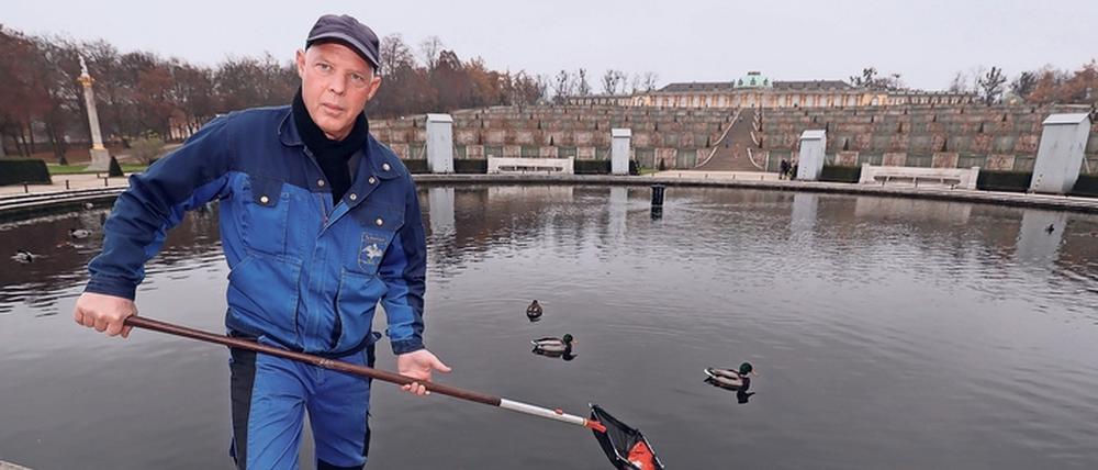 Lars Baumbach ist Techniker der Schlösserstiftung und sorgt dafür, dass der Park Sanssouci mit Wasser versorgt wird.