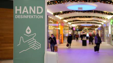In den Bahnhofspassagen wird auf die nötige Corona-Hygiene hingewiesen