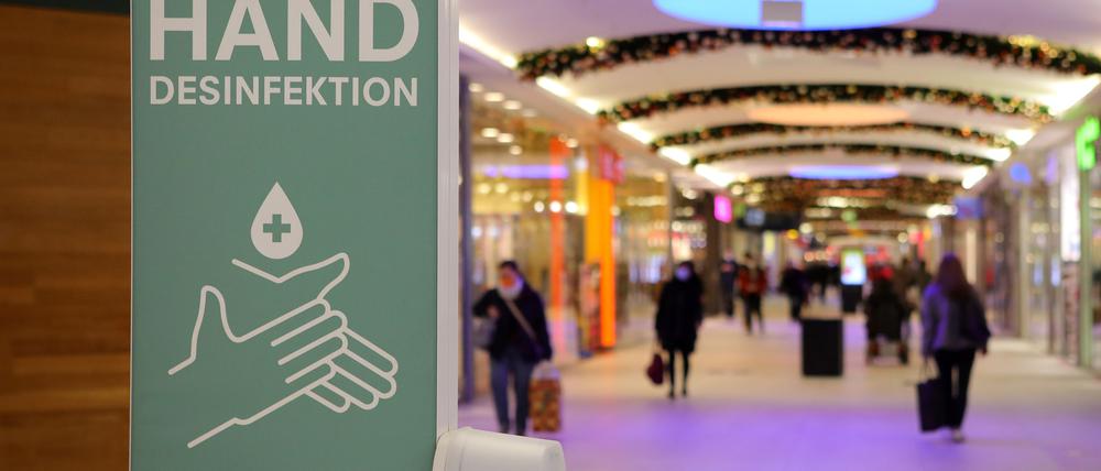 In den Bahnhofspassagen wird auf die nötige Corona-Hygiene hingewiesen