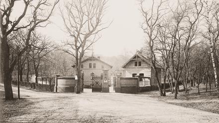 Der Eingang zum Gelände der Observatorien auf dem Potsdamer Telegrafenberg, dem heutigen Wissenschaftspark.