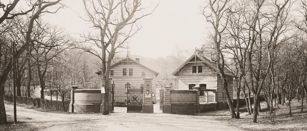 Der Eingang zum Gelände der Observatorien auf dem Potsdamer Telegrafenberg, dem heutigen Wissenschaftspark.