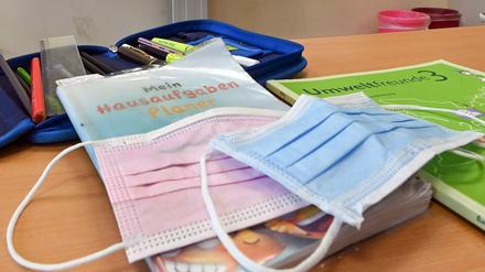 Schulpause in Frankfurt (Oder): Masken und Arbeitsmaterialien eines Grundschülers.