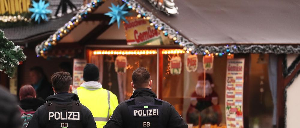 Der Potsdamer Weihnachtsmarkt durfte nur Montag und Dienstag öffnen - es galt die 2G-Regel.