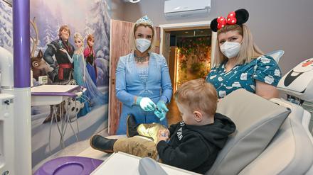 Kinderzahnärztin Anne Heinz verkleidet sich als Eiskönigin Elsa, Arzthelferin Ari Dema hat ihren Sohn Diar mitgebracht.