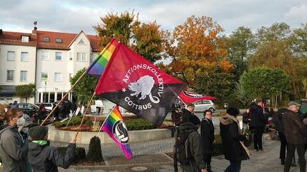 Teilnehmer einer Mahnwache in Guben in Brandenburg (Archivfoto).